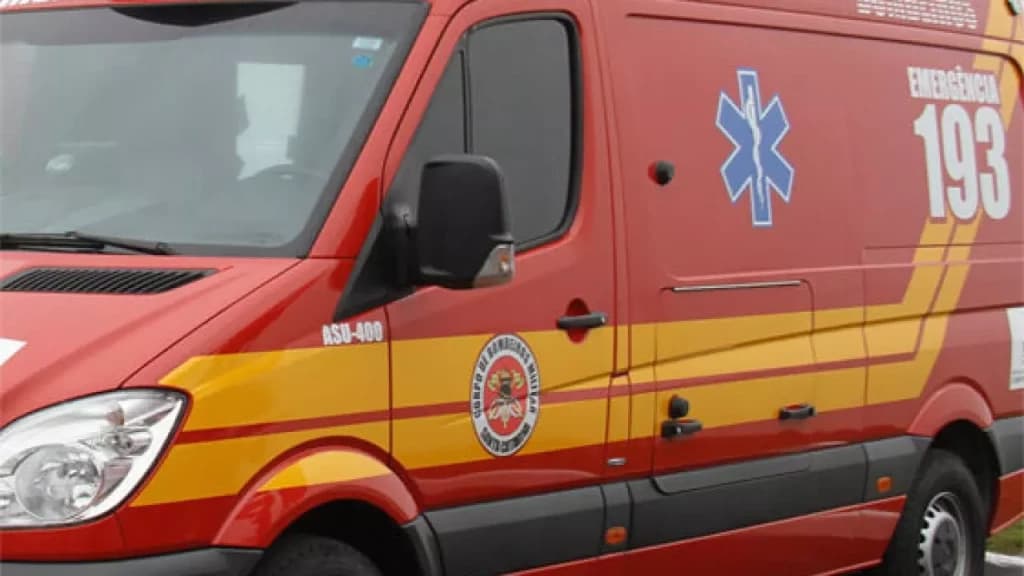 Mãe se desespera e arremessa bebê para não ser prensado por carro