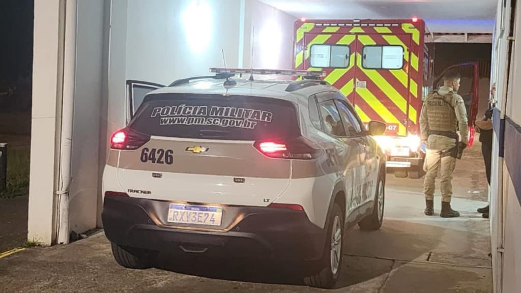 Jovem é baleado em frente de residência e morre no hospital