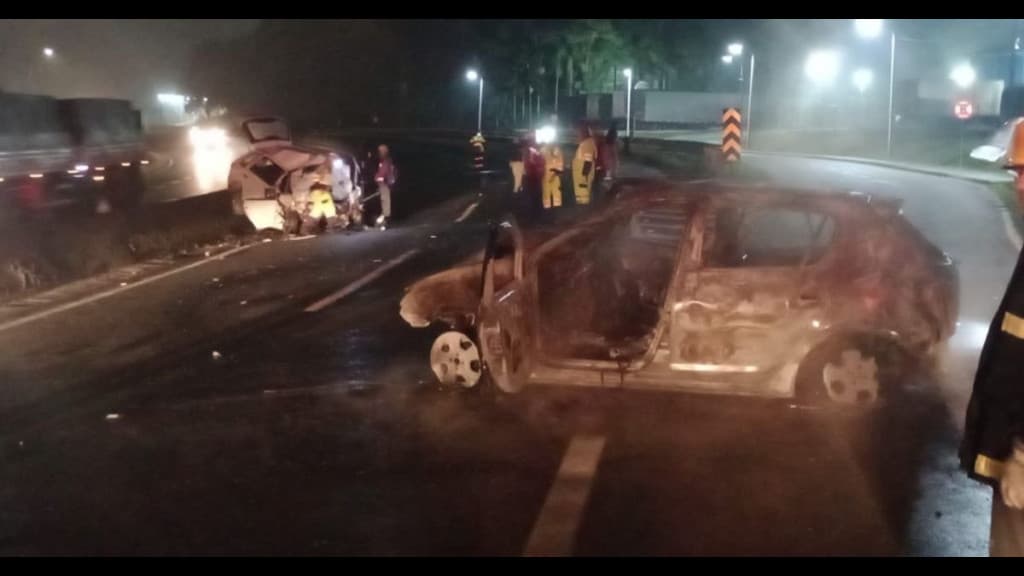 Jovem morre após colisão frontal entre dois veículos na BR-101