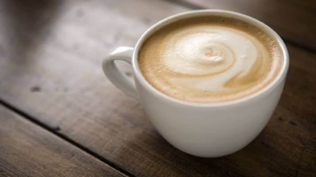 Mulher coloca veneno de rato em cappuccino e tenta matar colega de trabalho