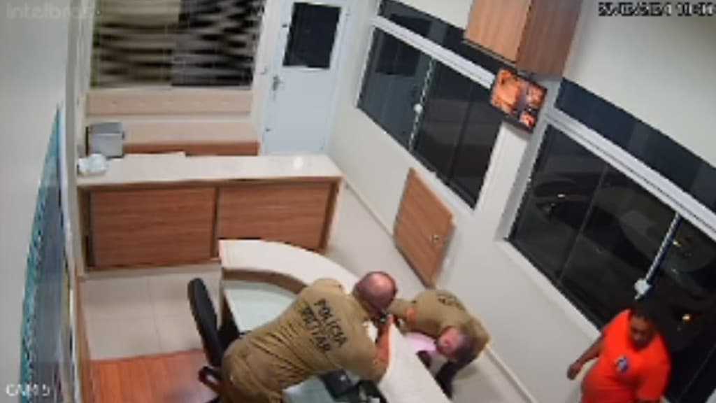 VÍDEO: Recém-nascida é salva pela PM após engasgar com leite materno