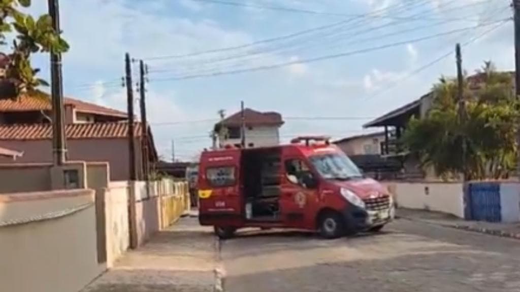 Homem é encontrado morto com faca cravada no pescoço
