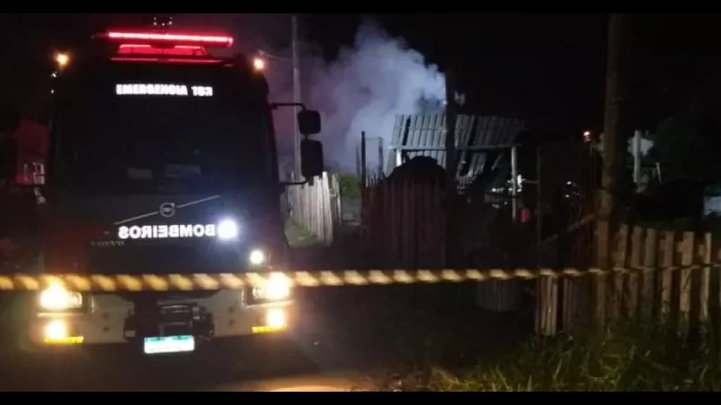Casa de madeira é destruída após incêndio em SC
