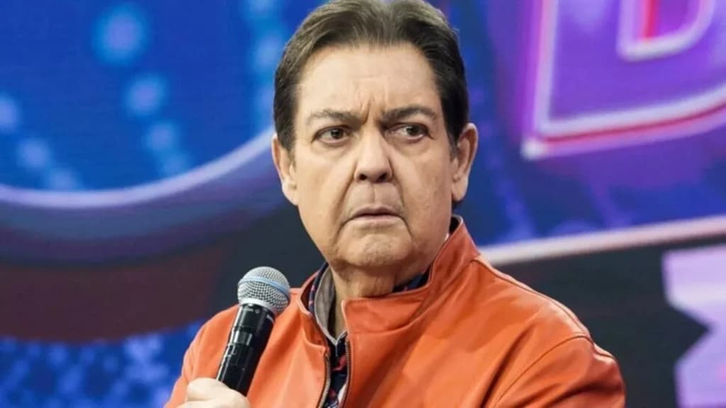 Faustão passa por transplante de rim e segue internado em SP