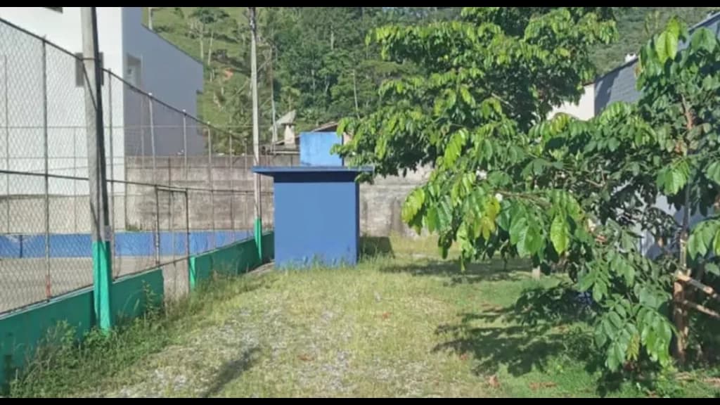 Moradores flagram cão enforcado em banheiro de quadra esportiva em Brusque