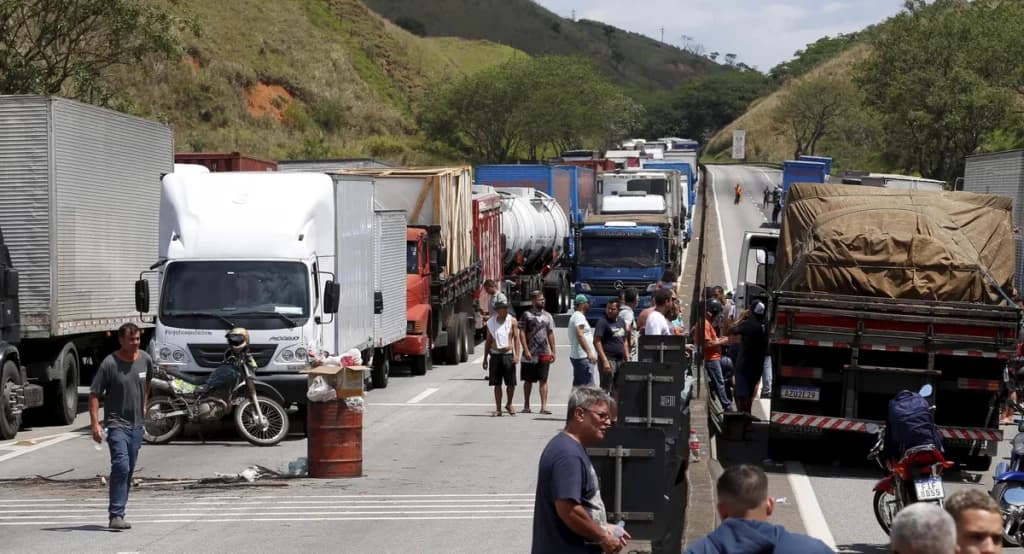 Caminhões utilizados nas manifestações foram usados para tráfico de drogas e contrabando, afirma jornal