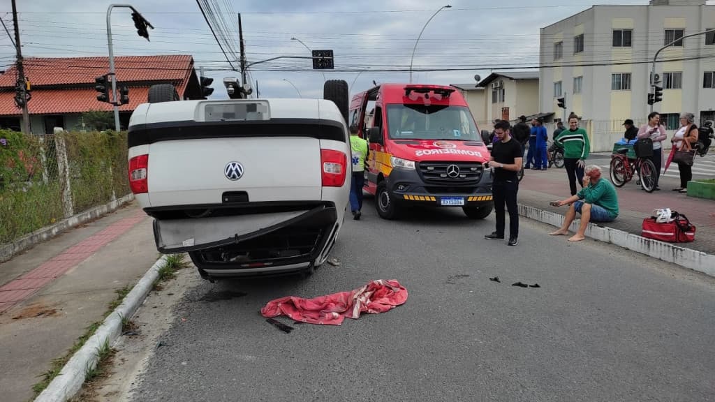 Capotamento após colisão de veículos mobiliza Corpo de Bombeiros em Itajaí