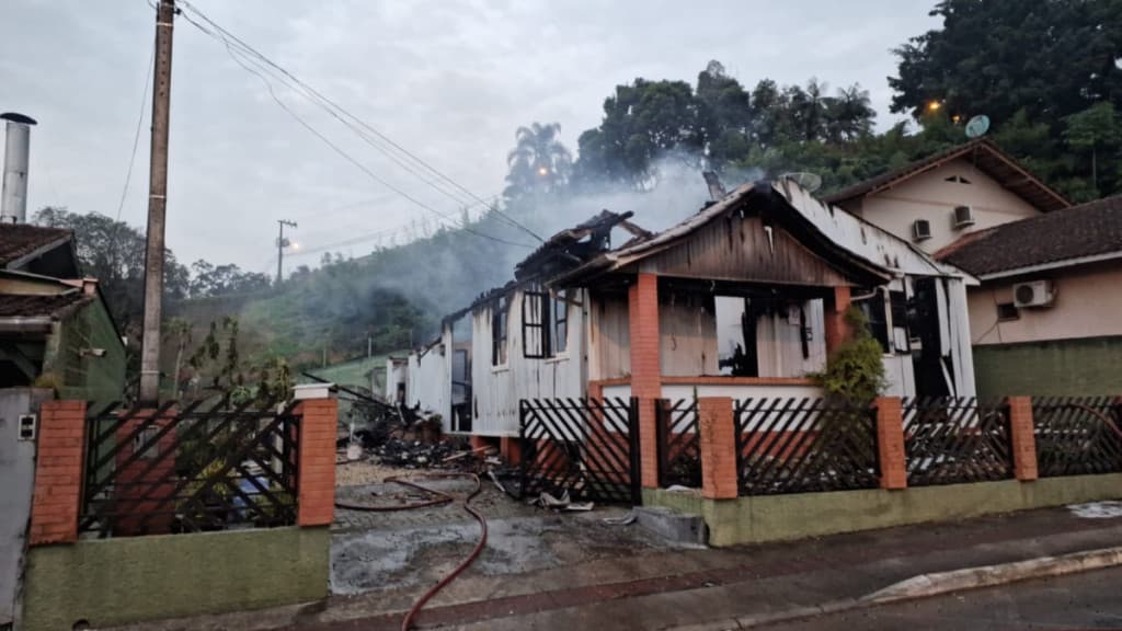 Morador escapa de incêndio em Brusque pulando pela janela