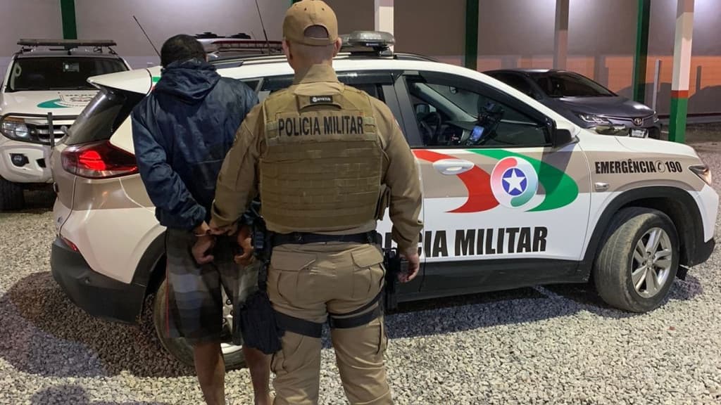 Foragido por roubo estava escondido em Itapema