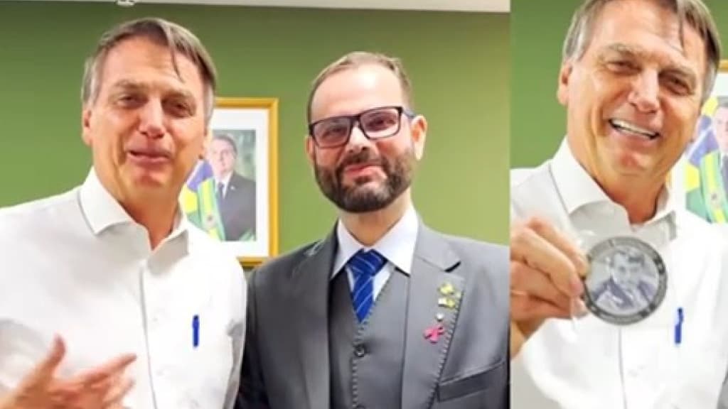 Senador de SC recebe medalha “imorrível, incomível e imbroxável” de Bolsonaro