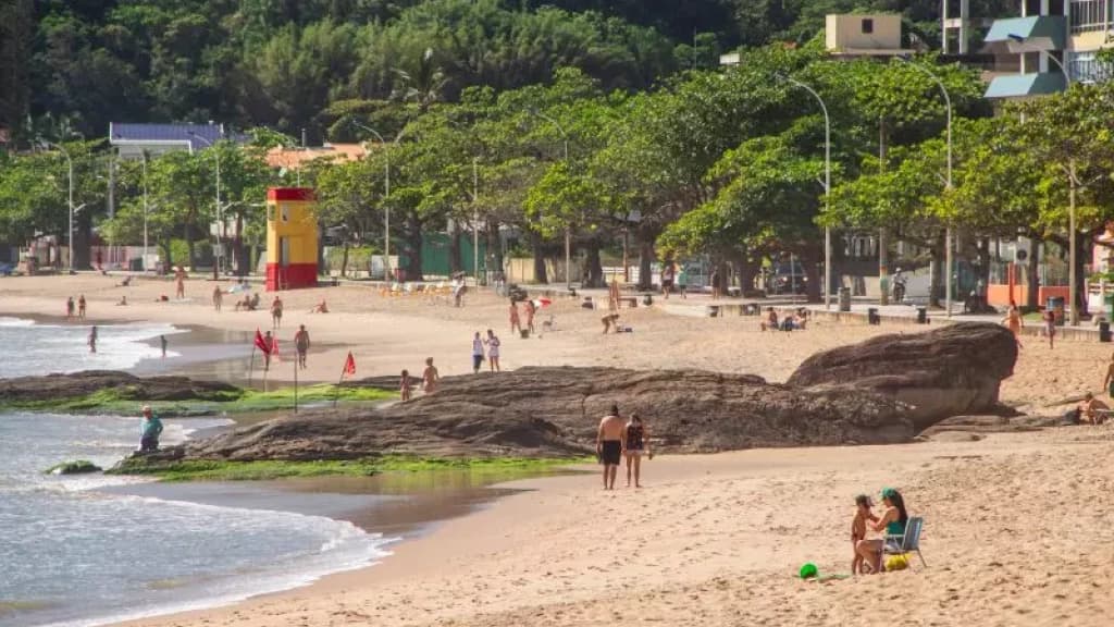 Criança relata para avó que homem passou a mão em suas nádegas em praia de SC