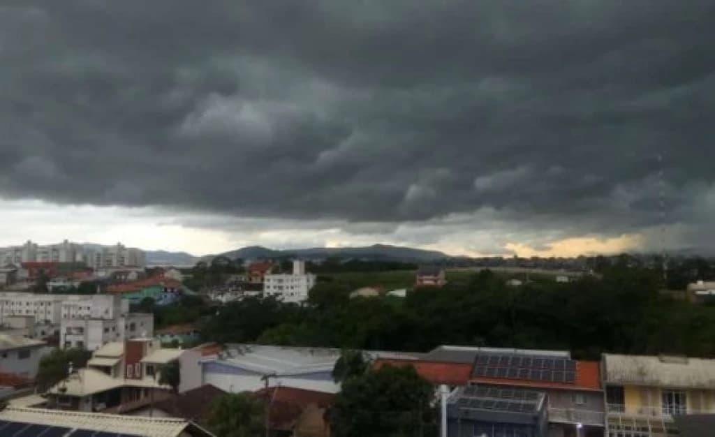 ATENÇÃO: Defesa Civil faz alerta para fortes chuvas entre sábado e domingo em SC