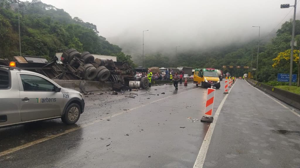 Carreta tomba carregada com azeite e interdita a BR-376