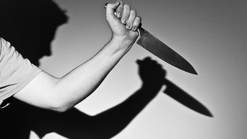 Jovens de 16 e 18 anos são esfaqueados após discussão em boate