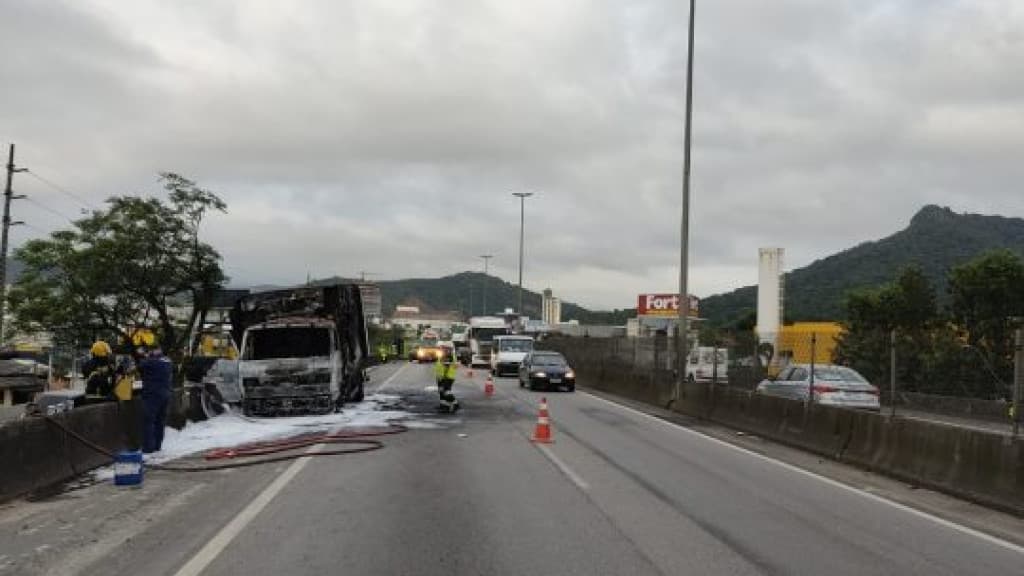 Caminhão pega fogo na BR-101, em Balneário Camboriú, e provoca caos no trânsito