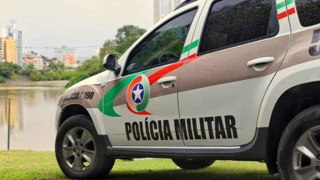 Homem é espancado com pá após tentar agredir ex-esposa