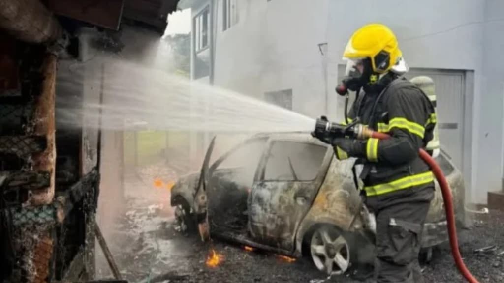 Pai toca fogo no carro da filha e acaba preso