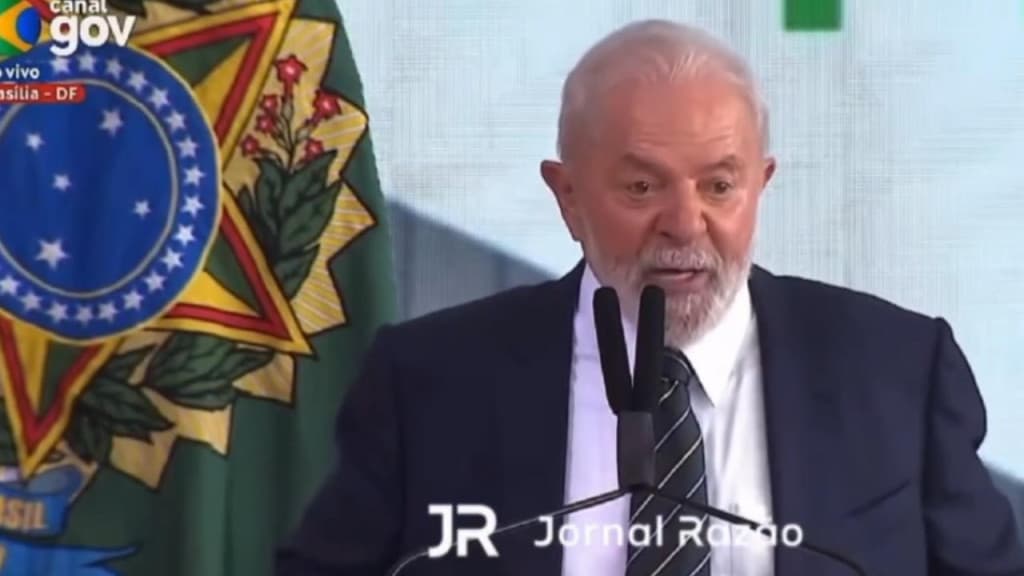 Mulher com profissão pode comprar batom e calcinha, diz Lula