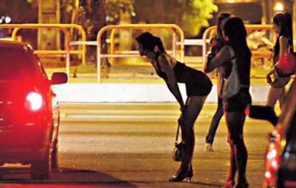 Carona acaba em assalto e pancadaria com travestis