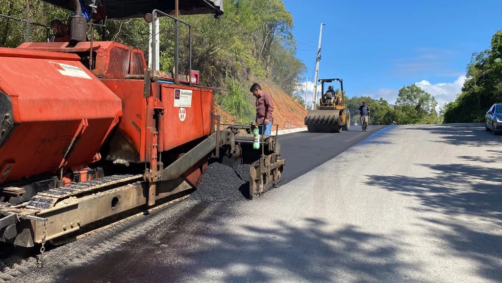 Morro de Zimbros recebe segunda camada de asfalto