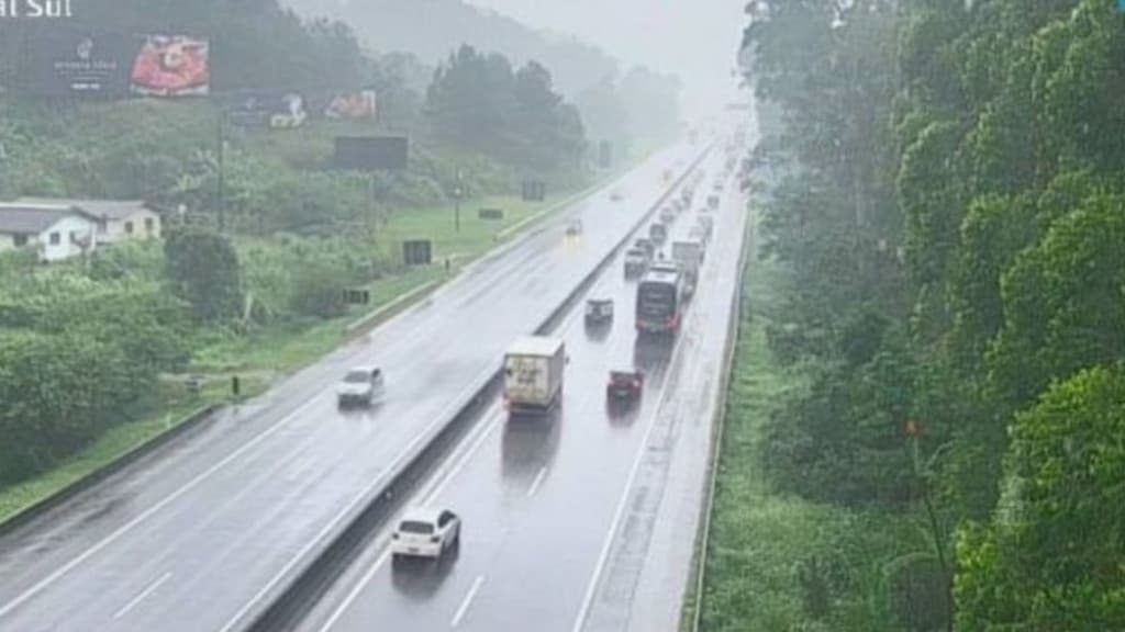 BR-101 enfrenta trânsito caótico na manhã desta quarta-feira (3)