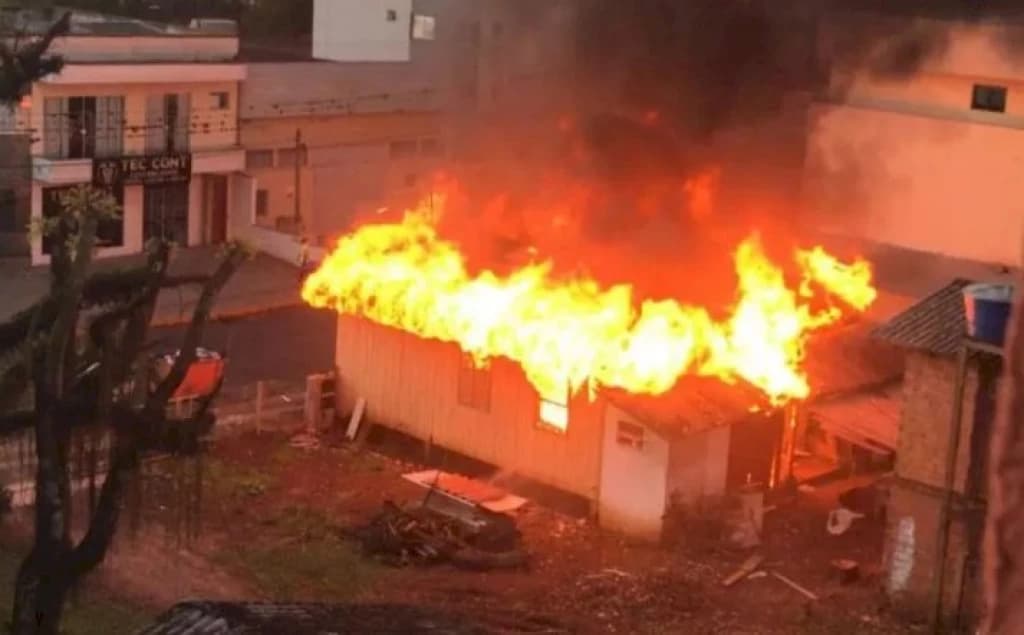 Homens brigam por cachorro, um incendeia casa e morador morre queimado em SC