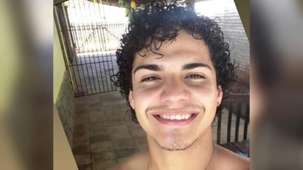Influencer come bolinho de camarão e morre após sofrer reação alérgica