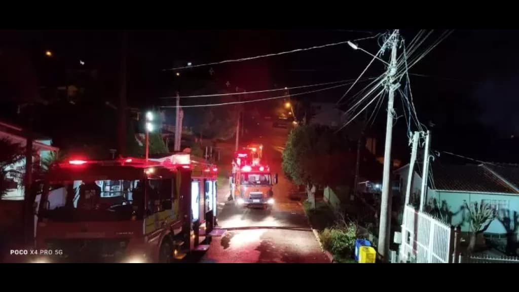 Vela caí em colchão e fogo destrói residência em SC