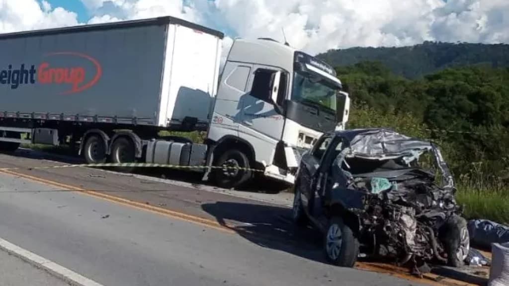 Motorista morre após colisão entre carro e caminhão na BR-282