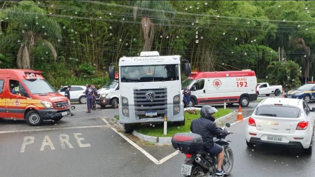 Motoboy morre após ser atropelado por caminhão em Palhoça