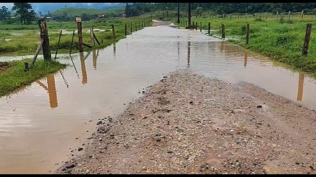 Canelinha sofre com alagamentos após tempestades durante a madrugada