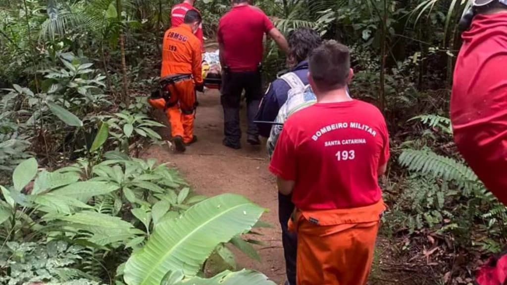 Mulher sofre queda grave em cachoeira durante trilha