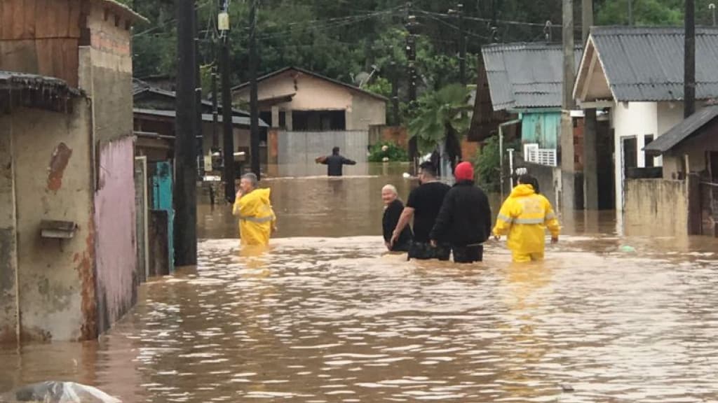 Número de cidades afetadas por chuvas em SC sobe para 106; estado segue em alerta