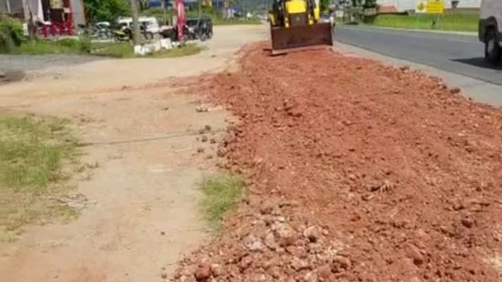 Cansados de esperar, moradores se organizam e fazem manutenção na SC-410