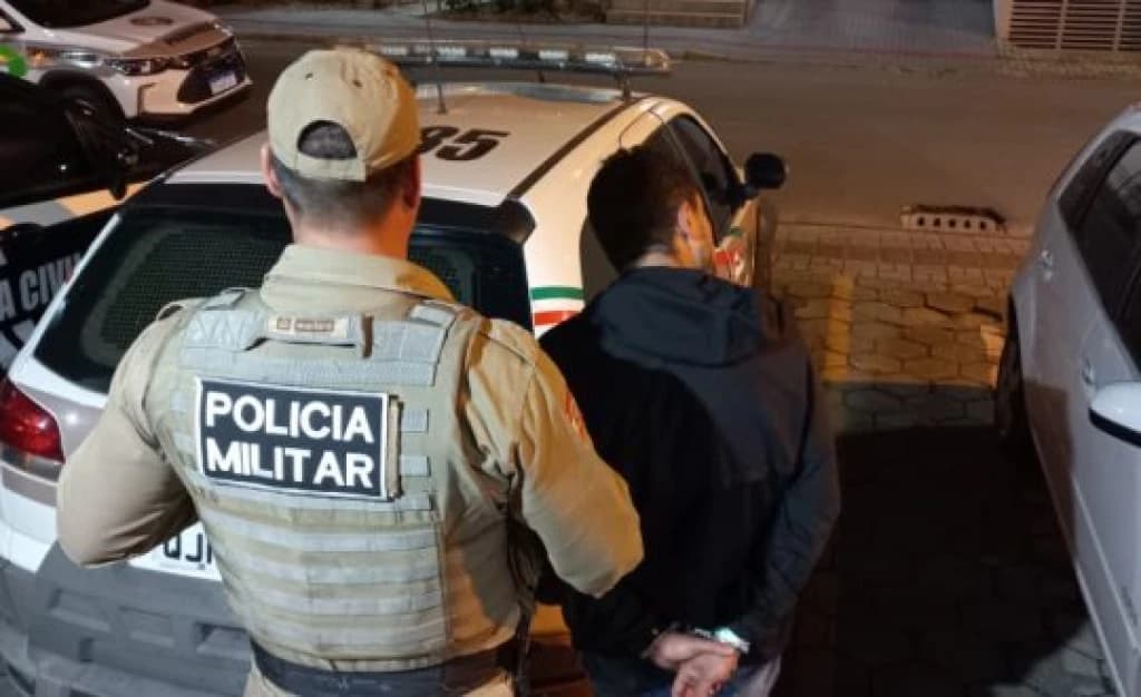 Homem é preso por suposto furto do próprio carro em Porto Belo