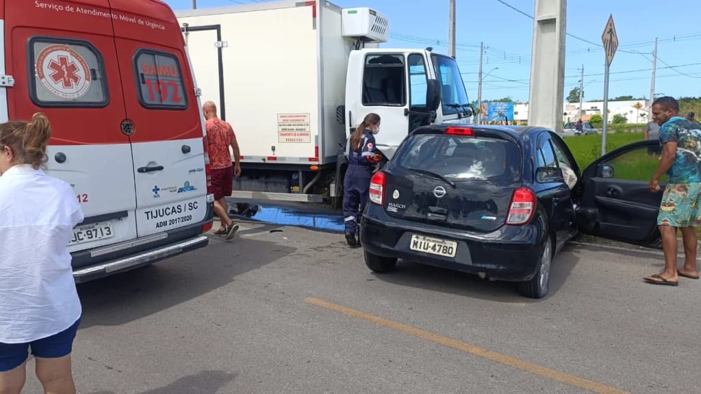 Motorista fica presa às ferragens após acidente em cruzamento de Tijucas