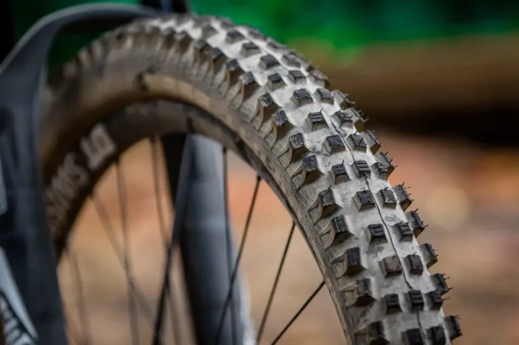 Homem cai de bicicleta, crianças dão risada e toma atitude inusitada