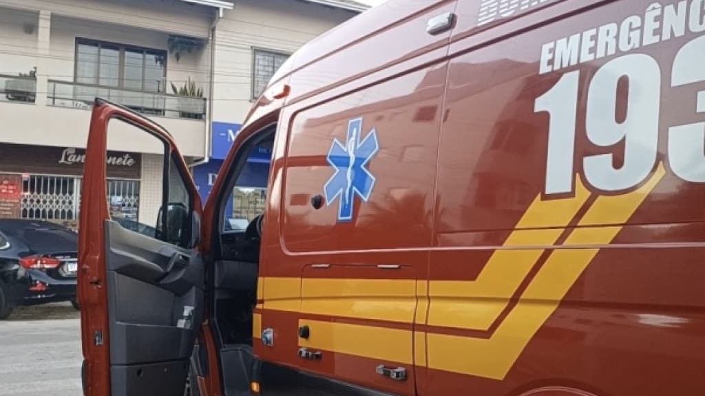 Mulher cai de moto a caminho da academia em São João Batista
