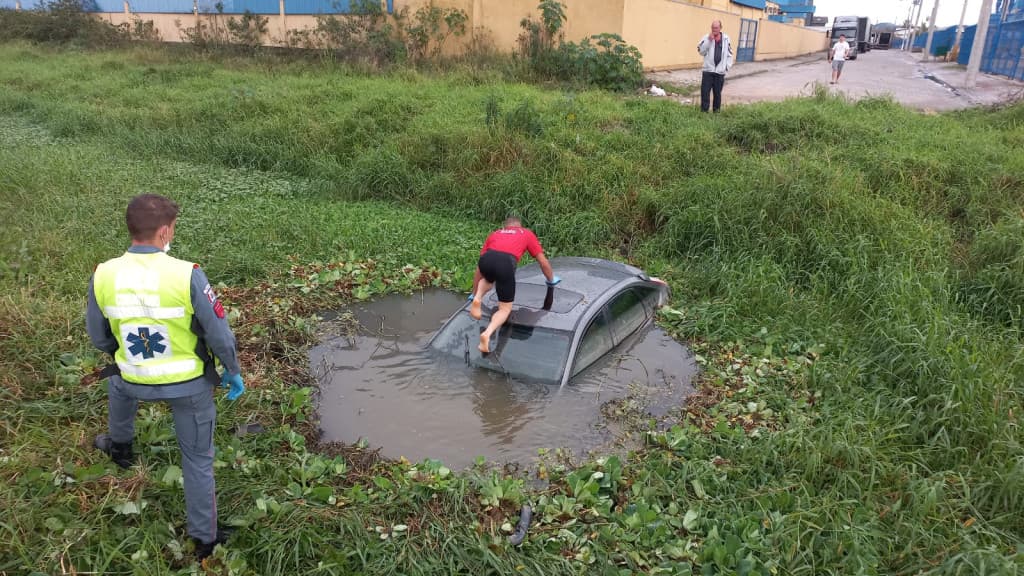 Carro caído em vala de Tijucas mobiliza PM e bombeiros