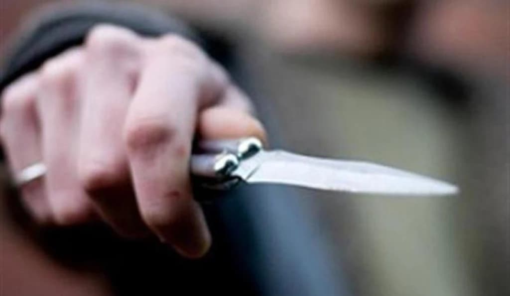 Mulher joga banco na cabeça de criminoso e evita assalto em minimercado