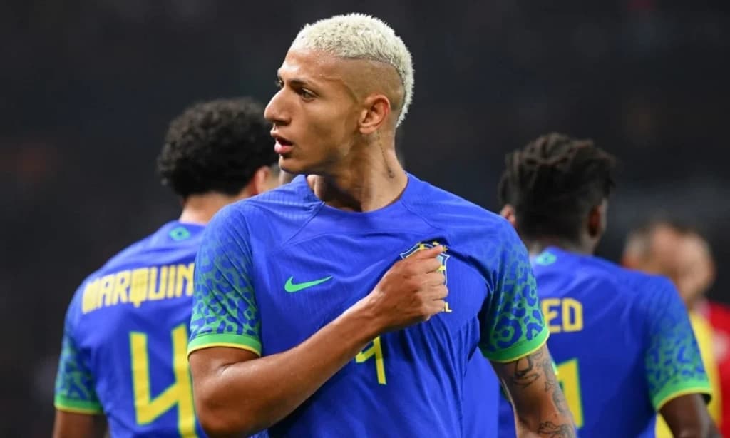 O artilheiro Richarlison também faz golaços fora de campo em causas sociais