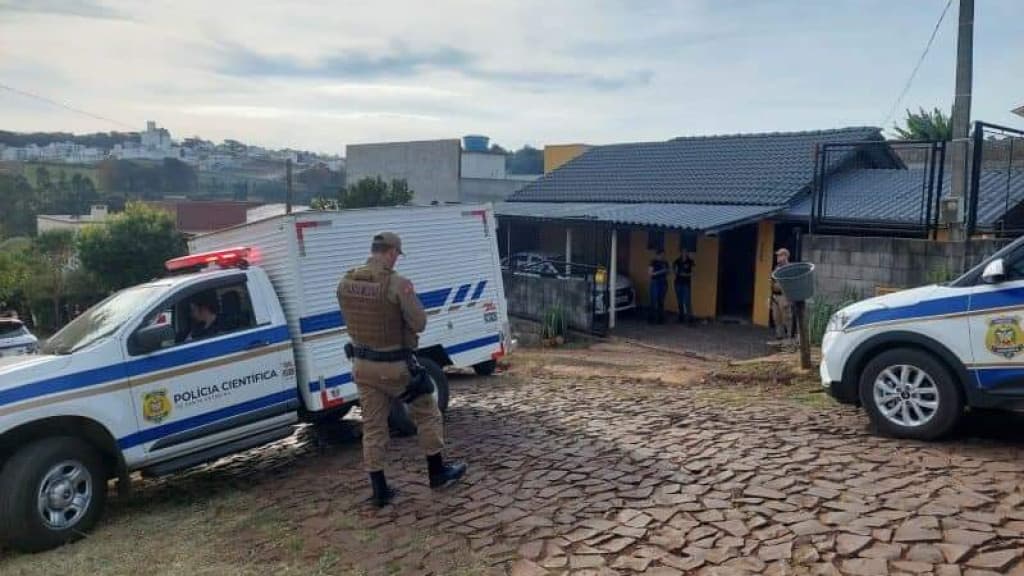 Casal é encontrado morto em garagem de residência em SC