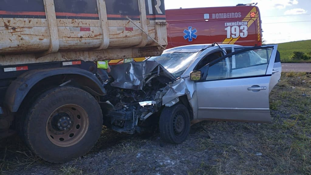Colisão entre carro e caminhão deixa crianças feridas em SC