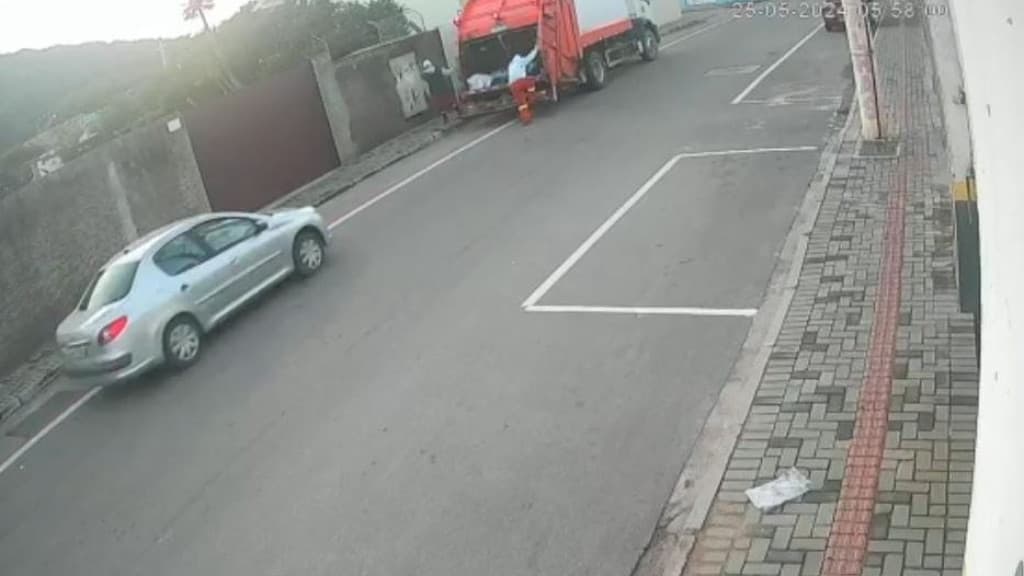 Trabalhador da coleta de lixo corre risco de ter perna amputada após violenta colisão em SC
