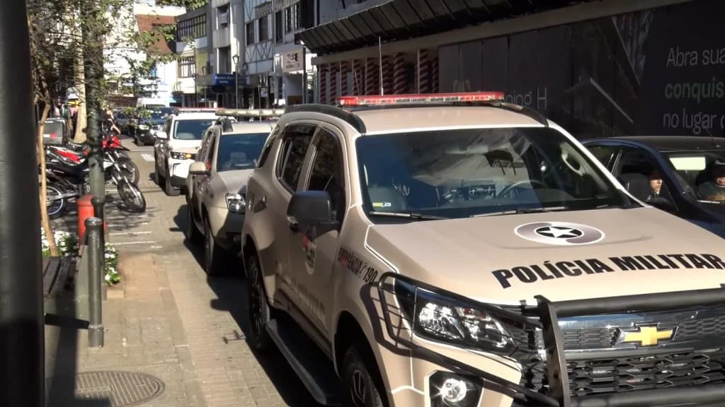 Homem tem malote com R$ 25 mil furtado por criminoso após sair de banco