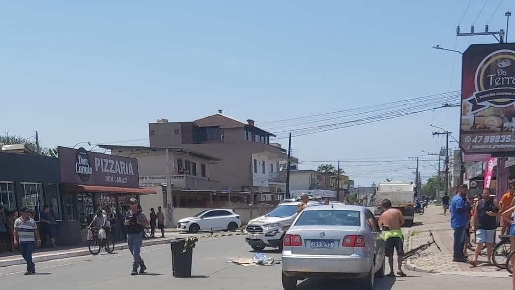 URGENTE: Criança de bicicleta morre após ser atropelada por caminhão em Itajaí