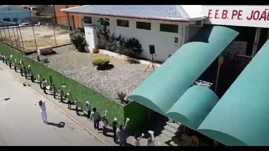 VÍDEO: Alunos e professores dão “abraço coletivo” em escola em pedido por paz