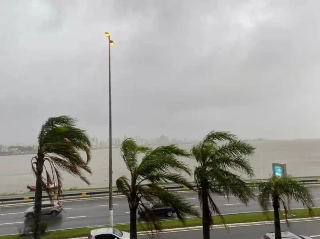 SC está em alerta para chuva forte, ventos, temporais e ondas grandes durante fim de semana