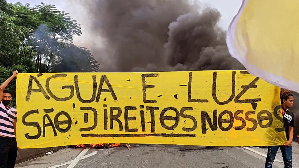“Ocupação Revolucionária” em SC fecha a BR-101 para exigir água e luz em invasão