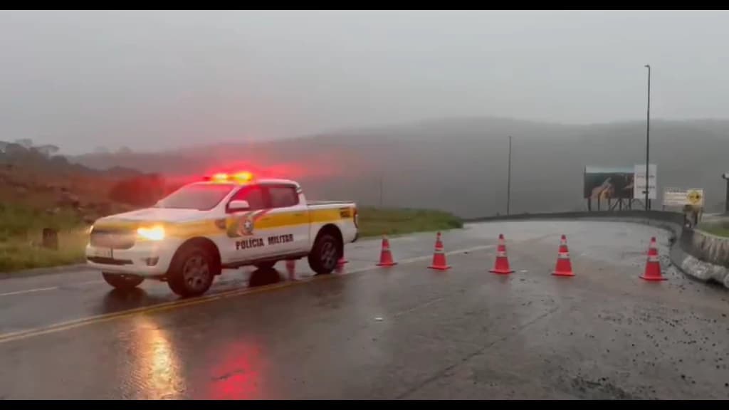 Urgente: SC-114 fechada após queda de barreira